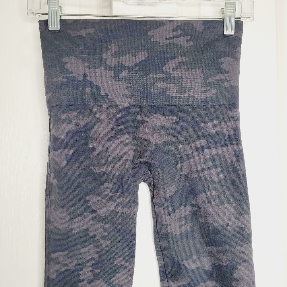 Spanx Look At Me Now Black Green Camo Print Cropped Compression Leggings Size M - Picture 2 of 5